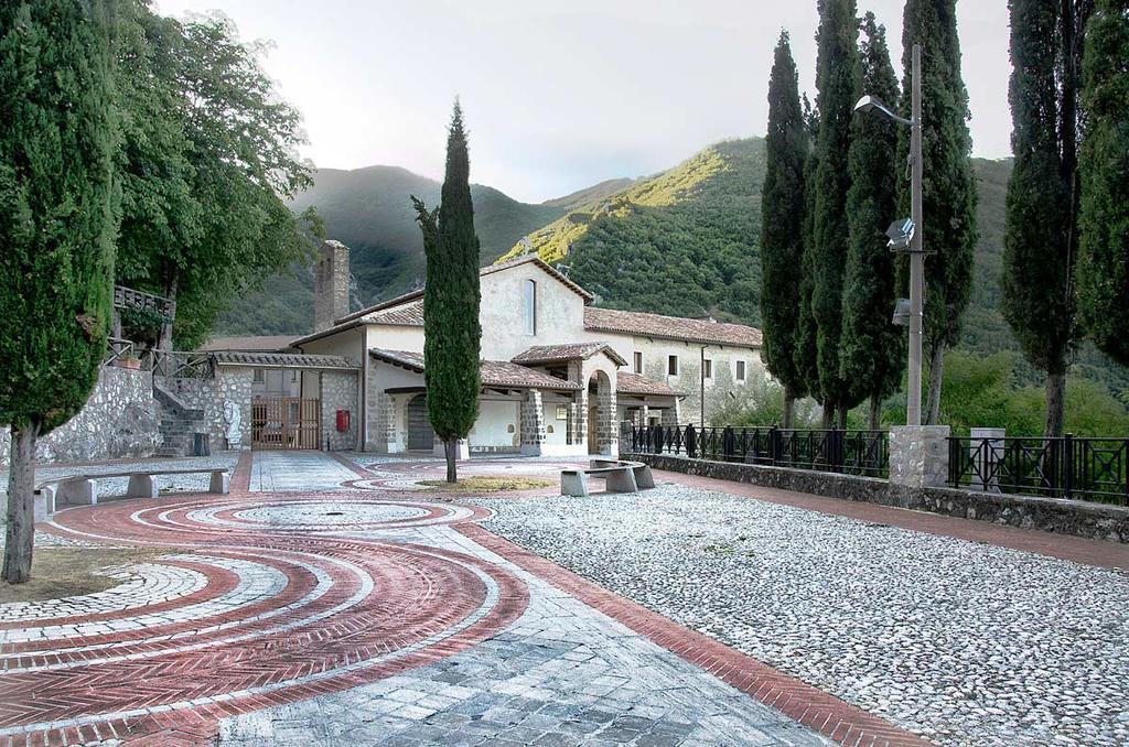 L'Angelo Pellegrino Miniappartamenti Rieti Exterior foto